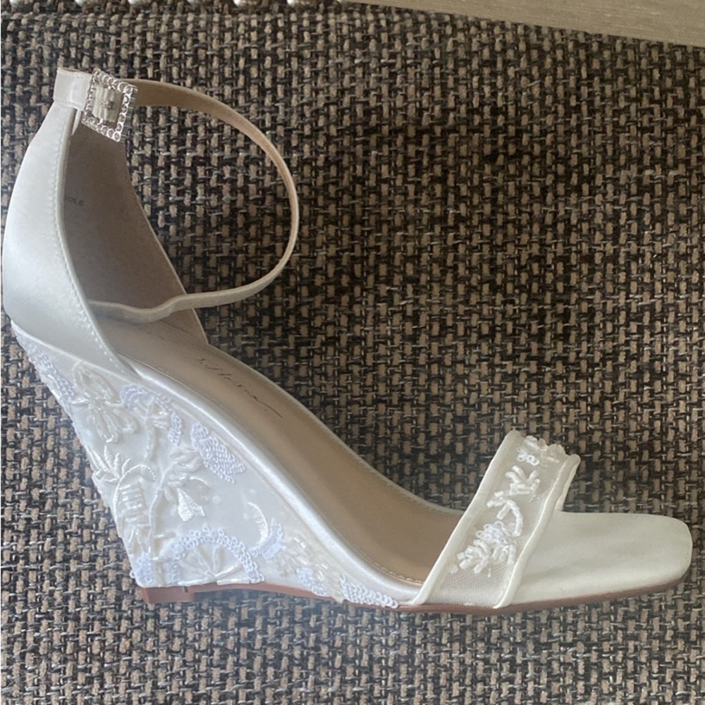 Betsy Johnson 7.5 wedding shoes never worn